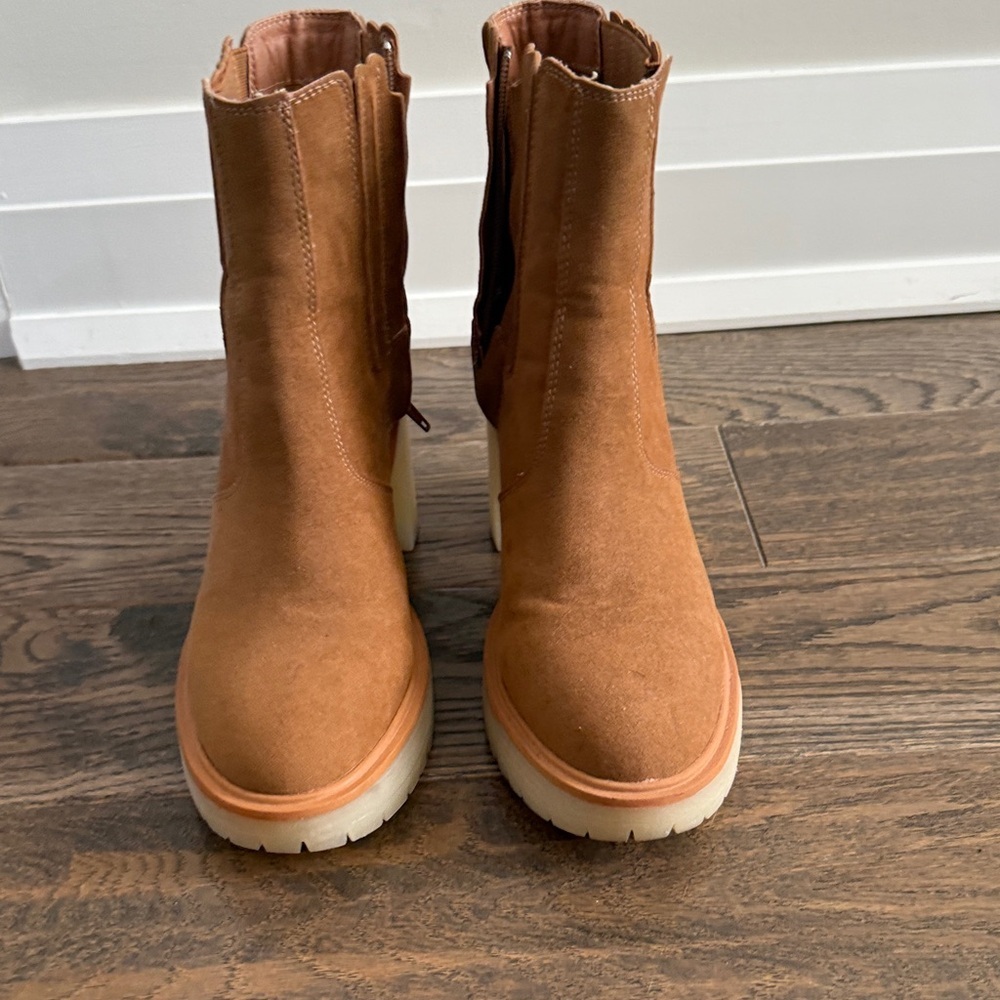 Elegant Tan Heeled Boots​ - Picture 4 of 6